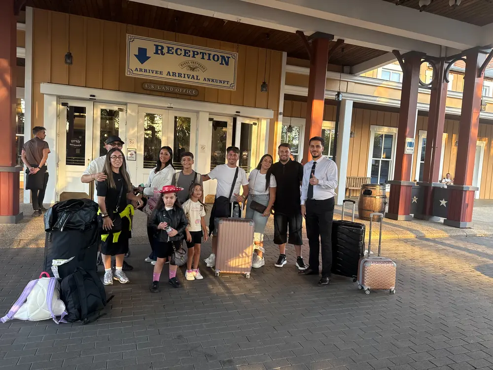 Italian family clients at Disney's Hotel Cheyenne with Disney Paris Shuttle